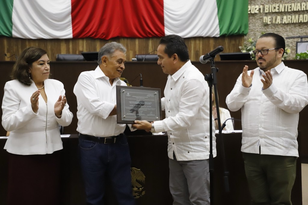 Congreso de Yucatán entrega reconocimiento “Diputado Profesor Pánfilo Novelo Martín” a José Luis Quintal&nbsp;Catzín