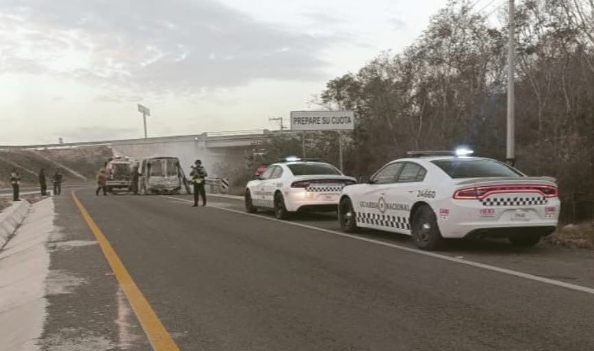 Incendio en ambulancia de traslado de Chichimilá en la carretera federal Valladolid-Mérida