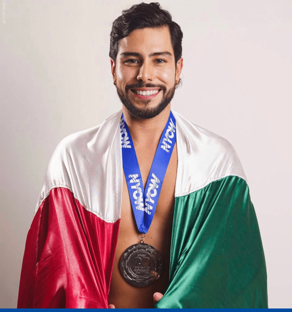 David Olvera rompe récord al nadar más de 80 kilómetros en el Caribe, de Cozumel a&nbsp;Cancún