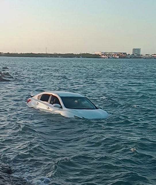 Auto cae al mar en Progreso; moviliza a cuerpos de emergencia